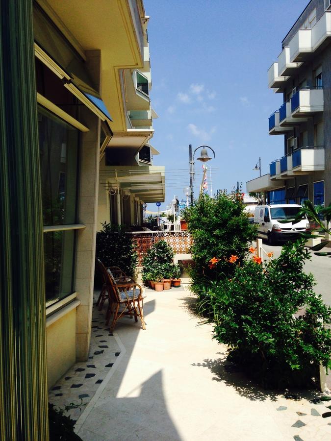Hotel Lazzarini Bellaria-Igea Marina Exterior photo